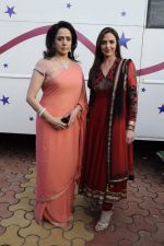 Esha Deol, Hema Malini on the sets of India_s Got Talent in Filmcity, Mumbai on 22nd Sept 2011 (33).JPG