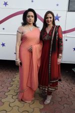 Esha Deol, Hema Malini on the sets of India_s Got Talent in Filmcity, Mumbai on 22nd Sept 2011 (35).JPG