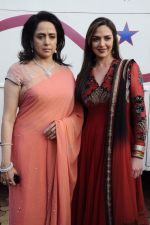 Esha Deol, Hema Malini on the sets of India_s Got Talent in Filmcity, Mumbai on 22nd Sept 2011 (37).JPG