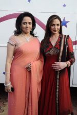 Esha Deol, Hema Malini on the sets of India_s Got Talent in Filmcity, Mumbai on 22nd Sept 2011 (38).JPG