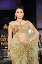 Model walk the ramp for Bhairavi Jaikishen Show at Amby Valley India Bridal Week day 2 on 24th Sept 2011 (19).JPG