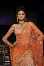 Model walk the ramp for Bhairavi Jaikishen Show at Amby Valley India Bridal Week day 2 on 24th Sept 2011 (54).JPG