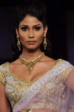 Model walk the ramp for Bhairavi Jaikishen Show at Amby Valley India Bridal Week day 2 on 24th Sept 2011 (77).JPG