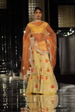 Model walk the ramp for Pallavi Jaikishan Show at Amby Valley India Bridal Week day 3 on 25th Sept 2011 (42).JPG