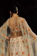 Model walk the ramp for Pallavi Jaikishan Show at Amby Valley India Bridal Week day 3 on 25th Sept 2011 (59).JPG