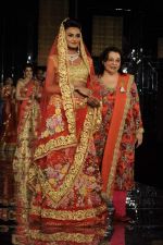 Model walk the ramp for Pallavi Jaikishan Show at Amby Valley India Bridal Week day 3 on 25th Sept 2011 (66).JPG