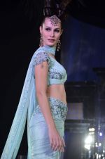 Model walk the ramp for Neeta Lulla Show at Amby Valley India Bridal Week day 4 on 26th Sept 2011 (101).JPG