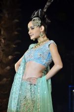 Model walk the ramp for Neeta Lulla Show at Amby Valley India Bridal Week day 4 on 26th Sept 2011 (105).JPG