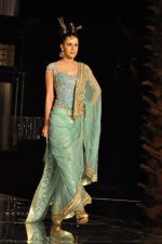 Model walk the ramp for Neeta Lulla Show at Amby Valley India Bridal Week day 4 on 26th Sept 2011 (14).JPG