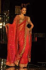Model walk the ramp for Neeta Lulla Show at Amby Valley India Bridal Week day 4 on 26th Sept 2011 (16).JPG