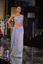 Model walk the ramp for Neeta Lulla Show at Amby Valley India Bridal Week day 4 on 26th Sept 2011 (34).JPG