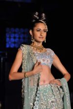 Model walk the ramp for Neeta Lulla Show at Amby Valley India Bridal Week day 4 on 26th Sept 2011 (40).JPG