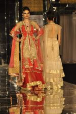 Model walk the ramp for Shane Falguni Show at Amby Valley India Bridal Week day 4 on 26th Sept 2011 (21).JPG