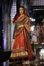 Model walk the ramp for Tarun Tahiliani finale at Aamby Valley Fashion week in Saharastar, Mumbai on 27th Sept 2011 (101).JPG