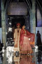 Model walk the ramp for Tarun Tahiliani finale at Aamby Valley Fashion week in Saharastar, Mumbai on 27th Sept 2011 (111).JPG