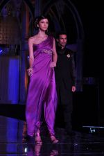 Model walk the ramp for Tarun Tahiliani finale at Aamby Valley Fashion week in Saharastar, Mumbai on 27th Sept 2011 (4).JPG