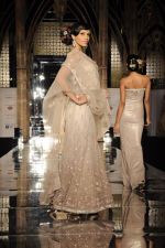Model walk the ramp for Tarun Tahiliani finale at Aamby Valley Fashion week in Saharastar, Mumbai on 27th Sept 2011 (49).JPG