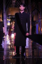 Model walk the ramp for Tarun Tahiliani finale at Aamby Valley Fashion week in Saharastar, Mumbai on 27th Sept 2011 (78).JPG