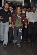Salman Khan returns back after successful Surgery in Airport, Mumbai on 27th Sept 2011 (4).JPG