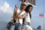 Suriya, Shruti Haasan in 7aum Arivu Movie Stills (19).jpg