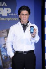 Shahrukh Khan unveils the new Nokia Symbian mobile in Trident, Mumbai on 28th Sept 2011 (27).JPG