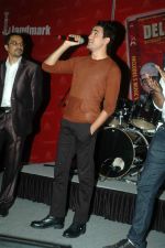 Imran Khan at Delhi Belly DVD launch in Landmark, Mumbai on 29th Sept 2011 (64).JPG
