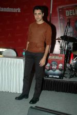 Imran Khan at Delhi Belly DVD launch in Landmark, Mumbai on 29th Sept 2011 (82).JPG
