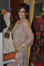 Raveena Tandon at the launch of The Changing Room store in Kemps Corner, Mumbai on 29th Sept 2011 (50).JPG