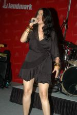 Sona Mohapatra at Delhi Belly DVD launch in Landmark, Mumbai on 29th Sept 2011 (44).JPG