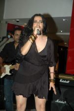 Sona Mohapatra at Delhi Belly DVD launch in Landmark, Mumbai on 29th Sept 2011 (67).JPG