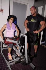 Gul Panag_s workout to promote Dohne Nutrition whey in True Fitness on 4th Oct 2011 (23).JPG