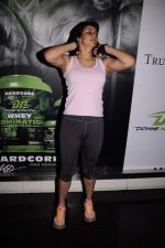 Gul Panag_s workout to promote Dohne Nutrition whey in True Fitness on 4th Oct 2011 (40).JPG