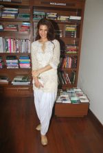 Jacqueline Fernandes at Crystal and Us book launch in mumbai on 8th Oct 2011 (26).JPG