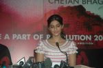 Sonam Kapoor at Chetan Bhagat book launch in Inorbit Mall on 7th Oct 2011 (10).JPG