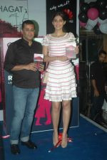 Sonam Kapoor, Chetan Bhagat at Chetan Bhagat book launch in Inorbit Mall on 7th Oct 2011 (13).JPG