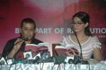 Sonam Kapoor, Chetan Bhagat at Chetan Bhagat book launch in Inorbit Mall on 7th Oct 2011 (18).JPG