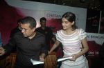Sonam Kapoor, Chetan Bhagat at Chetan Bhagat book launch in Inorbit Mall on 7th Oct 2011 (24).JPG