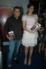 Sonam Kapoor, Chetan Bhagat at Chetan Bhagat book launch in Inorbit Mall on 7th Oct 2011 (28).JPG