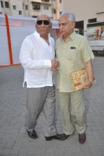 Yash Chopra, Ramesh Sippy at the launch of the Hanuman Chalisa album in Mehboob Studio on 9th Oct 2011 (58).JPG