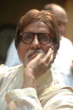 Amitabh Bachchan meets media on his Birthday in Janak, Juhu, Mumbai on 11th Oct 2011 (16).JPG