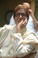 Amitabh Bachchan meets media on his Birthday in Janak, Juhu, Mumbai on 11th Oct 2011 (17).JPG