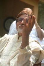 Amitabh Bachchan meets media on his Birthday in Janak, Juhu, Mumbai on 11th Oct 2011 (18).JPG