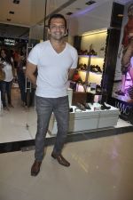 Atul Kasbekar at the launch of Pavers England store in Pheonix mills, mumbai on 11th Oct 2011 (3).JPG