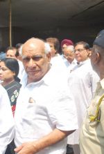 Yash Chopra pay last tribute to jagjit singh in Chandanwadi, Mumbai on 11th Oct 2011 (16).JPG