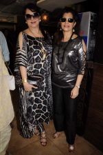 Zarine Khan, Bina Aziz at Anu Ranjan_s birthday bash in Bistro on 10th Oct 2011 (33).JPG