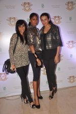 Shweta Salve, Carol Gracias, Pia Trivedi at Anand Ranwat jewellery collection launch in Trident on 15th Oct 2011 (71).JPG