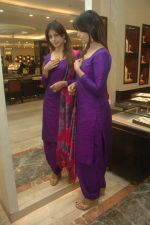 Anjana Sukhani shops for Diwali at Tanishq showroom in Andheri, Mumbai on 17th Oct 2011 (14).JPG