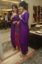 Anjana Sukhani shops for Diwali at Tanishq showroom in Andheri, Mumbai on 17th Oct 2011 (15).JPG