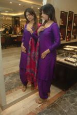 Anjana Sukhani shops for Diwali at Tanishq showroom in Andheri, Mumbai on 17th Oct 2011 (17).JPG