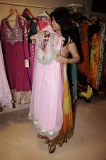 Anjana Sukhani shops at Archana Kocchar store in Juhu, Mumbai on 18th Oct 2011 (29).JPG